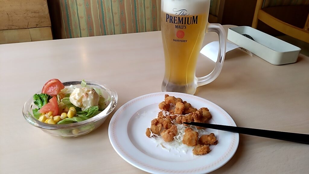 ビールと鳥軟骨サラダ