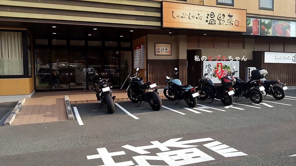 ホテルにバイクいっぱい