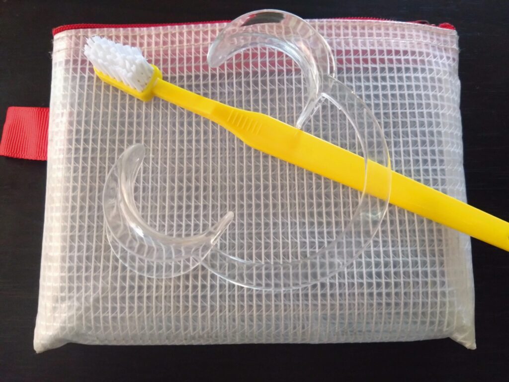 マウスピースと歯ブラシ