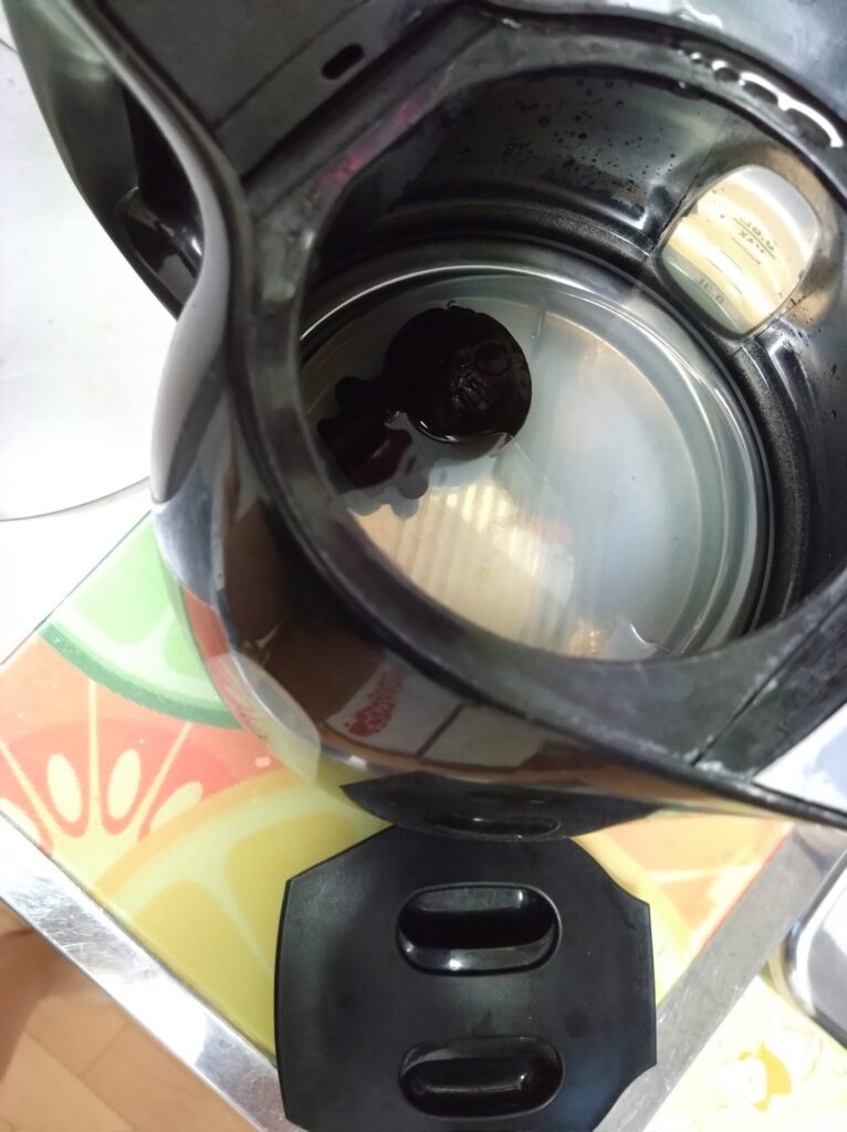 電気ケトルに鉄玉を入れる