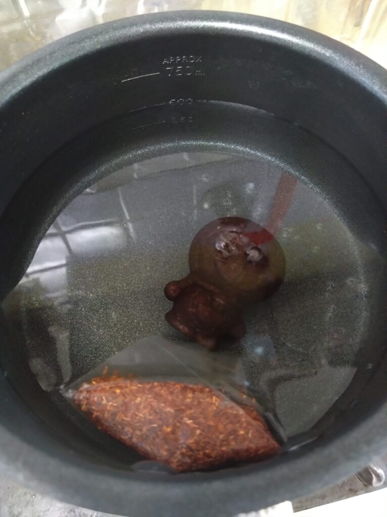 鉄玉をお茶でゆでる1