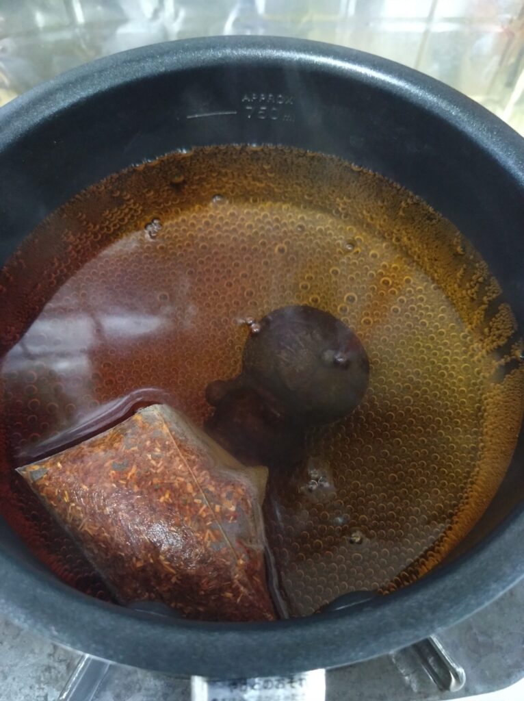 鉄玉をお茶でゆでる2