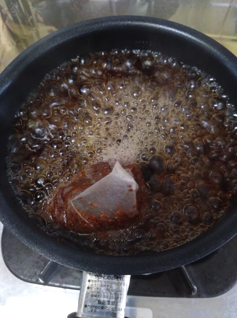 鉄玉を入れ煮立ったお茶